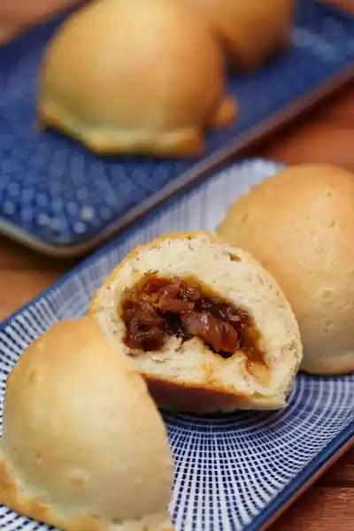 Hier sieht man die leckere Char Siu Füllung - 酥皮焗叉燒飽