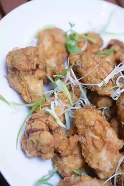 Jiao Yan Chicken Wings - paniert mit Kartoffelmehl - Beispiel Jiao Yan Gerichte