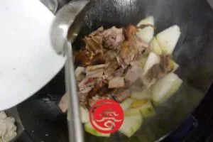 Nach eine Minuten die Entenknochen hinzugeben, anbraten Entensuppe mit Wintermelone - Entensuppe mit Wintermelone Rezept 冬瓜鸭骨汤食谱