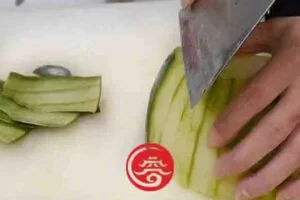 Wintermelone vorbereiten - Entensuppe mit Wintermelone Rezept 冬瓜鸭骨汤食谱