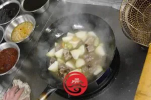 Würzen Ein wenig Pfeffer , und Reiswein hinzugeben Goji Beeren hinzugeben 1,5l Wasser hinzugeben. Ca. 20 Minuten kochen - Entensuppe mit Wintermelone Rezept 冬瓜鸭骨汤食谱