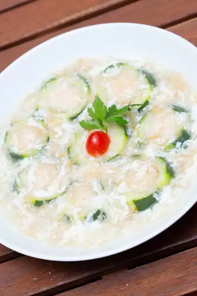 Gefüllte Zucchini-Ringe in Jakobsmuschel-Sauce 瑤柱瓜脯 Essen für traditionelles chinesisches Neujahrsfest