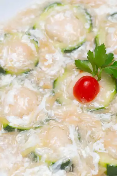 Gefüllte Zucchini-Ringe in Jakobsmuschel-Sauce 瑤柱瓜脯 Essen für traditionelles chinesisches Neujahrsfest