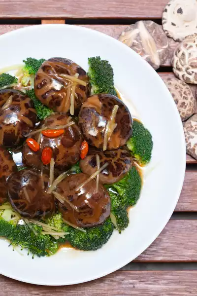 Shiitake Pilzen mit Brokkoli