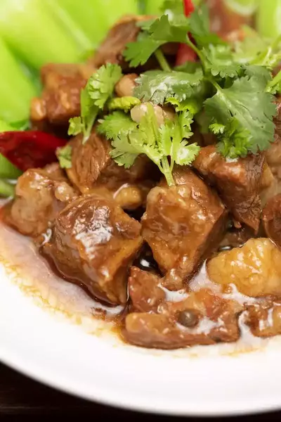 Geschmortes Rindfleisch in Chu Hou Sauce 柱侯白菜牛腩