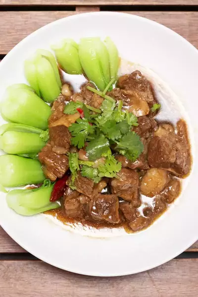 Geschmortes Rindfleisch in Chu Hou Sauce 柱侯白菜牛腩