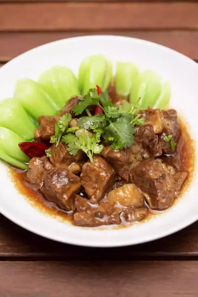 Geschmortes Rindfleisch in Chu Hou Sauce 柱侯白菜牛腩