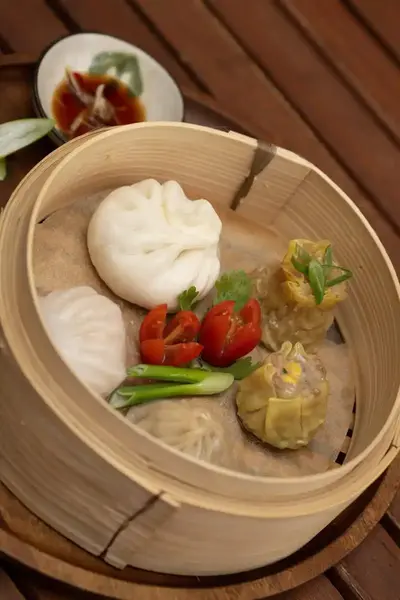 Dim Sum Mix frisch gedämpft im Bambuskörbchen