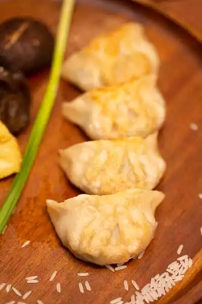 Jiaozi mit Tofu und Pilzen aus Reismehl - vegan und glutenfrei 豆腐香菇餃子