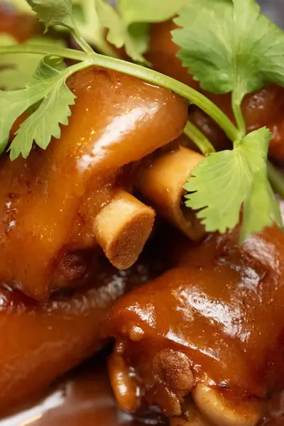 Dim Sum mit geschmorten Schweinefüßen 南乳炆豬手