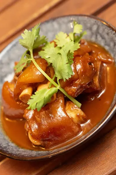 Dim Sum mit geschmorten Schweinefüßen 南乳炆豬手