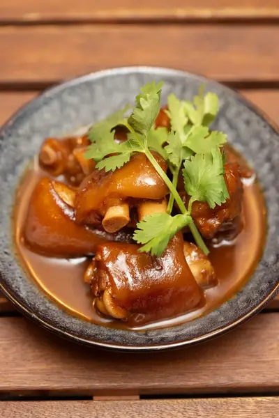 Dim Sum mit geschmorten Schweinefüßen 南乳炆豬手