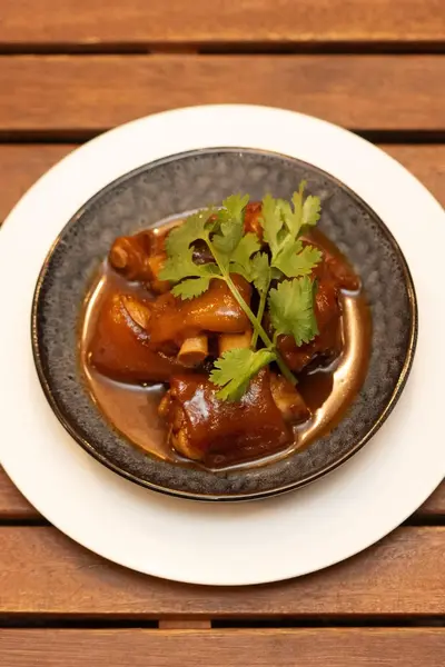 Dim Sum rot geschmorte Schweinefüße 南乳炆豬手