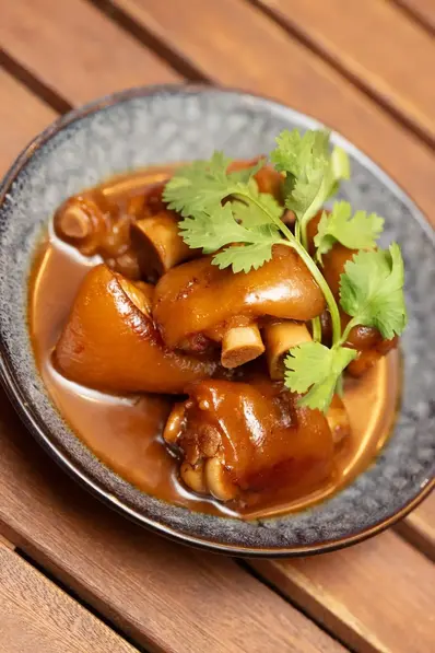 Dim Sum rot geschmorte Schweinefüße 南乳炆豬手